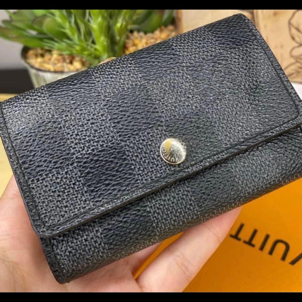 Auth Louis Vuitton Graphite 6 key holder/wallet.